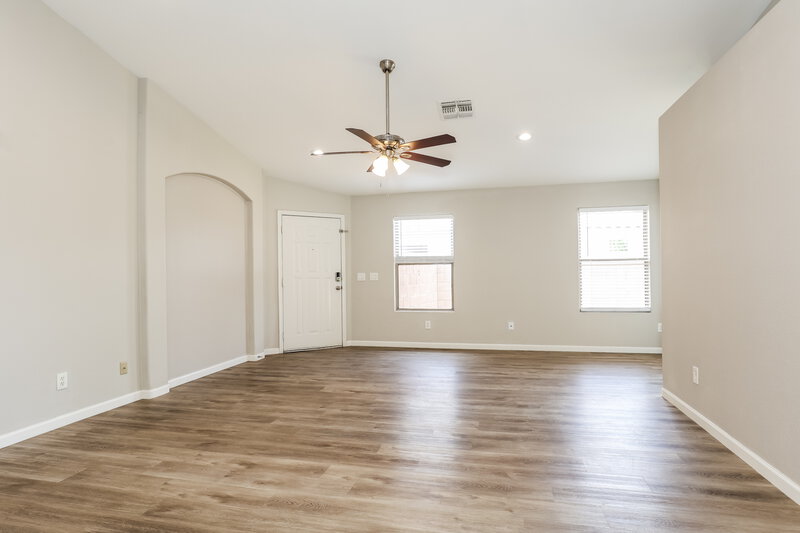 2,155/Mo, 10906 W Cambridge Ave Avondale, AZ 85392 Living Room View 2
