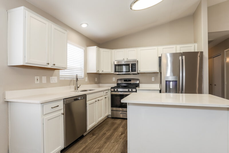 2,155/Mo, 10906 W Cambridge Ave Avondale, AZ 85392 Kitchen View