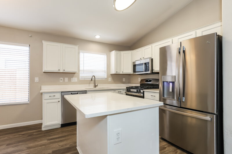 2,155/Mo, 10906 W Cambridge Ave Avondale, AZ 85392 Kitchen View 2