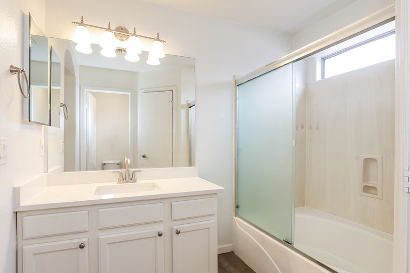 2,155/Mo, 10906 W Cambridge Ave Avondale, AZ 85392 Main Bathroom View