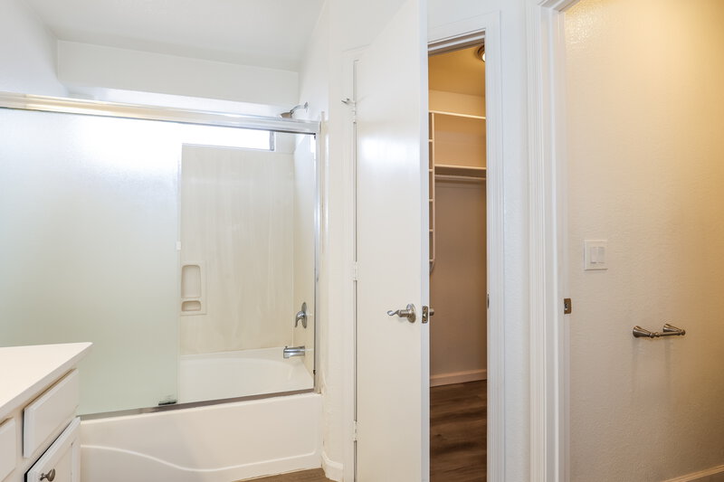 2,155/Mo, 10906 W Cambridge Ave Avondale, AZ 85392 Main Bathroom View 2