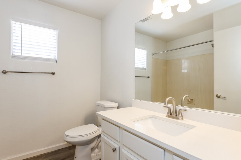 2,155/Mo, 10906 W Cambridge Ave Avondale, AZ 85392 Bathroom View