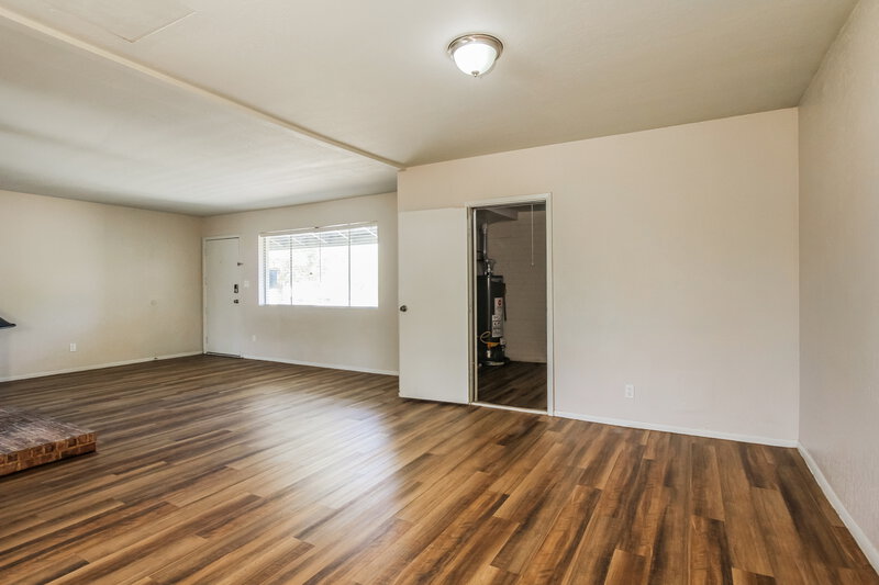 2,625/Mo, 8037 E Oak St Scottsdale, AZ 85257 Living Room View 2