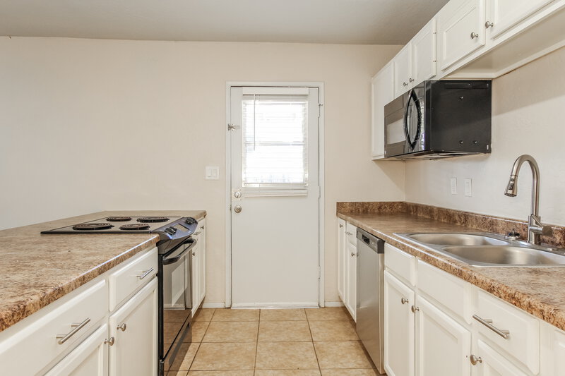 2,625/Mo, 8037 E Oak St Scottsdale, AZ 85257 Kitchen View