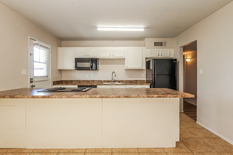 2,625/Mo, 8037 E Oak St Scottsdale, AZ 85257 Kitchen View 2