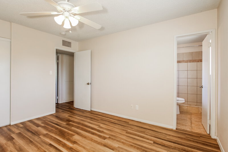 2,625/Mo, 8037 E Oak St Scottsdale, AZ 85257 Main Bedroom View 2