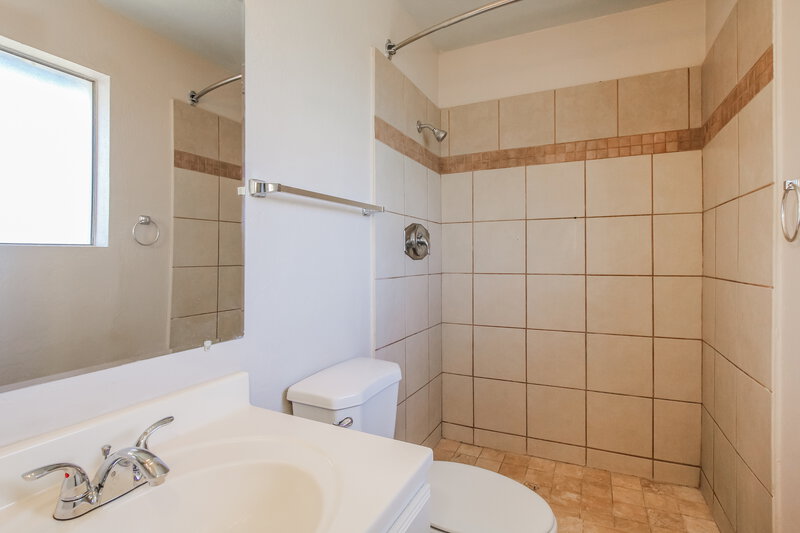 2,625/Mo, 8037 E Oak St Scottsdale, AZ 85257 Main Bathroom View