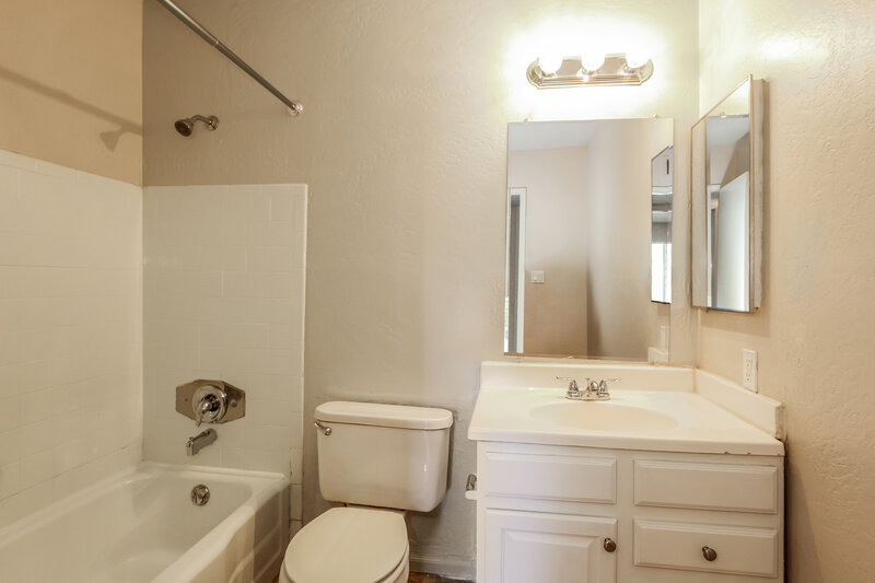 2,625/Mo, 8037 E Oak St Scottsdale, AZ 85257 Bathroom View
