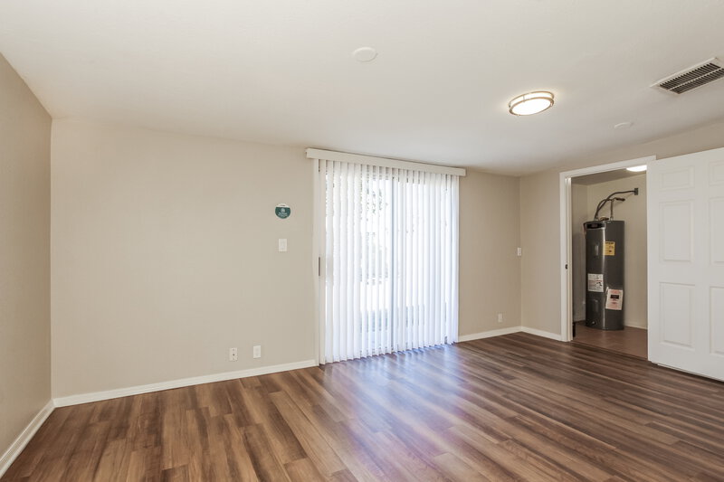 1,805/Mo, 6850 W Coolidge St Phoenix, AZ 85033 Family Room View 2