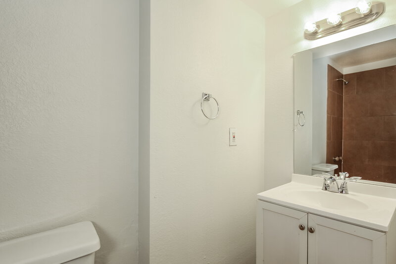 1,805/Mo, 6850 W Coolidge St Phoenix, AZ 85033 Main Bathroom View