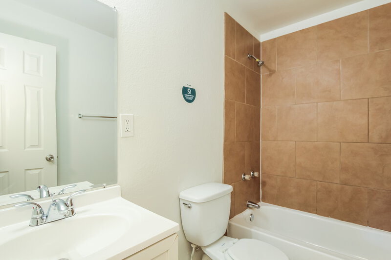 1,805/Mo, 6850 W Coolidge St Phoenix, AZ 85033 Bathroom View
