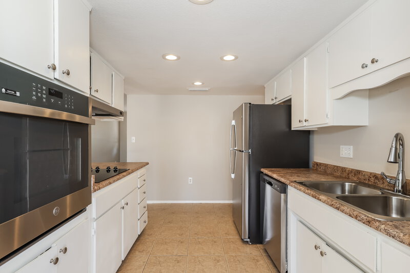 2,585/Mo, 3039 S Kenneth Pl Tempe, AZ 85282 Kitchen View 2