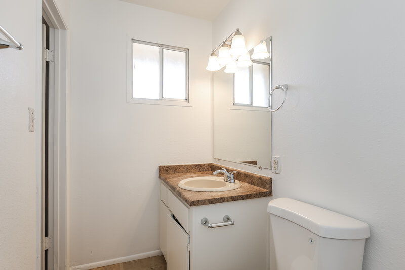 2,585/Mo, 3039 S Kenneth Pl Tempe, AZ 85282 Main Bathroom View 2