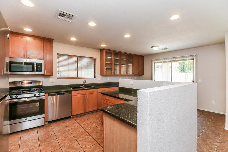 3,095/Mo, 526 E Milada Dr Phoenix, AZ 85042 Kitchen View