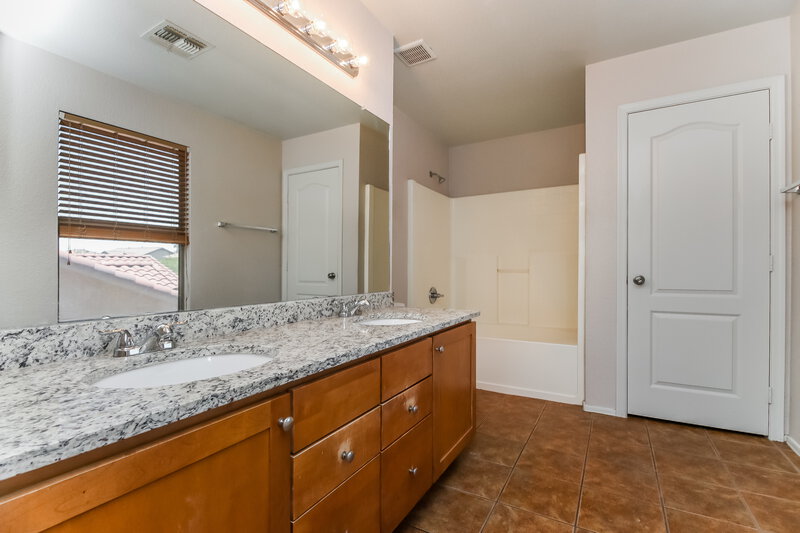 3,095/Mo, 526 E Milada Dr Phoenix, AZ 85042 Main Bathroom View