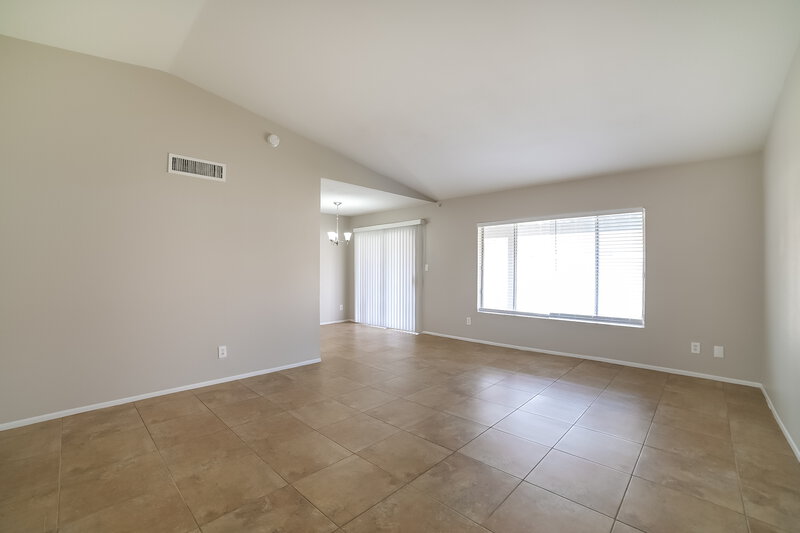 1,640/Mo, 4615 N 75th Ln Phoenix, AZ 85033 Living Room View