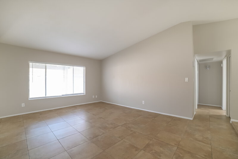 1,640/Mo, 4615 N 75th Ln Phoenix, AZ 85033 Living Room View 2