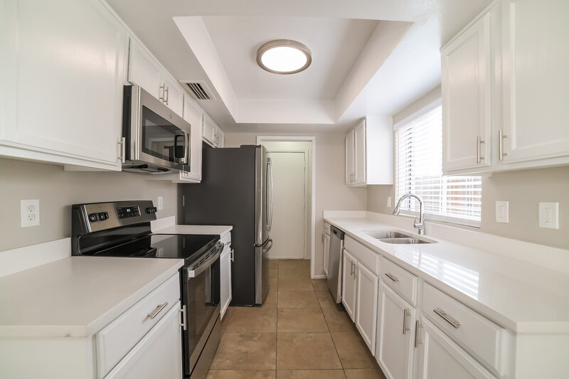 1,640/Mo, 4615 N 75th Ln Phoenix, AZ 85033 Kitchen View