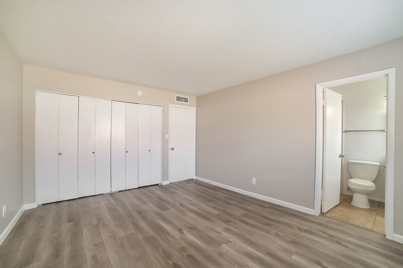 1,640/Mo, 4615 N 75th Ln Phoenix, AZ 85033 Main Bedroom View 2