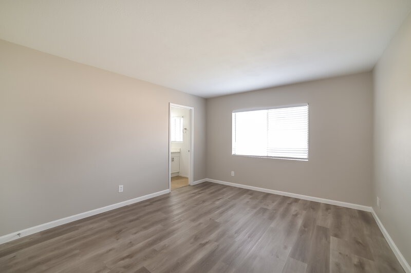 1,640/Mo, 4615 N 75th Ln Phoenix, AZ 85033 Main Bedroom View 3