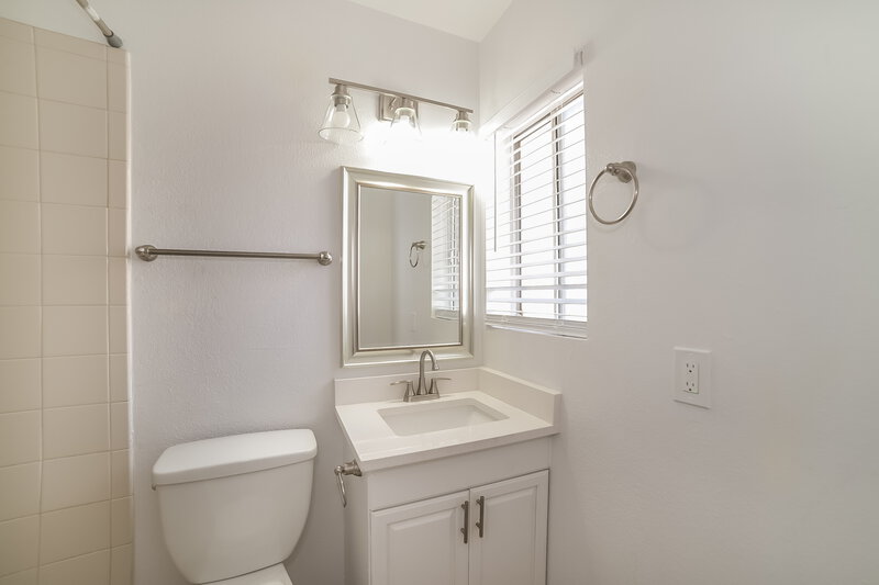 1,640/Mo, 4615 N 75th Ln Phoenix, AZ 85033 Main Bathroom View