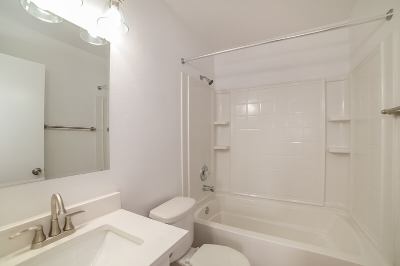 1,640/Mo, 4615 N 75th Ln Phoenix, AZ 85033 Bathroom View