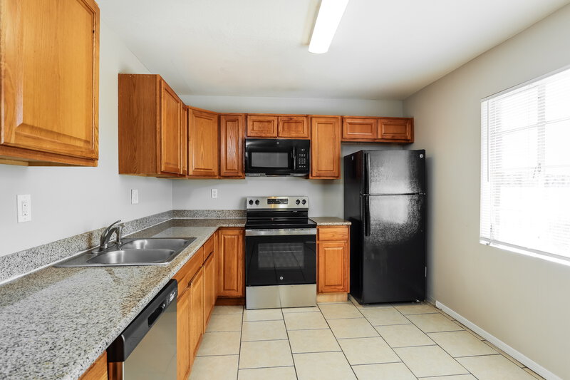 1,830/Mo, 3611 W Maryland Ave Phoenix, AZ 85019 Kitchen View 2