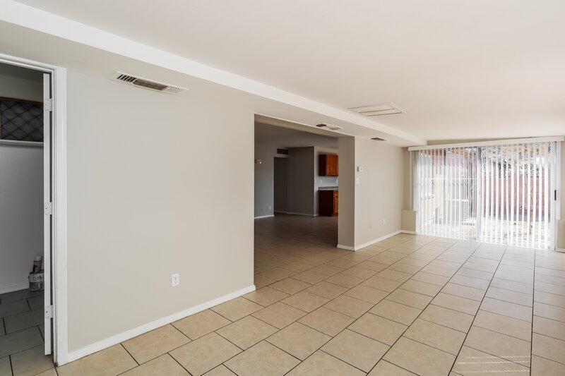 1,830/Mo, 3611 W Maryland Ave Phoenix, AZ 85019 Family Room View 2