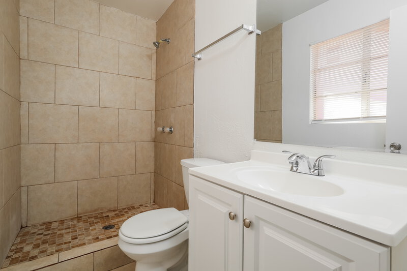 1,830/Mo, 3611 W Maryland Ave Phoenix, AZ 85019 Main Bathroom View