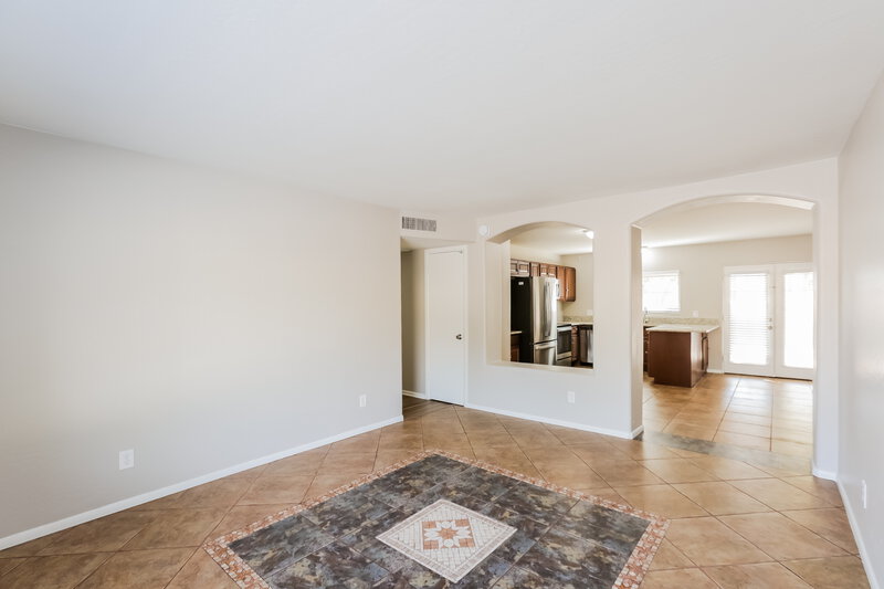 1,880/Mo, 7161 W Osborn Rd Phoenix, AZ 85033 Living Room View 3