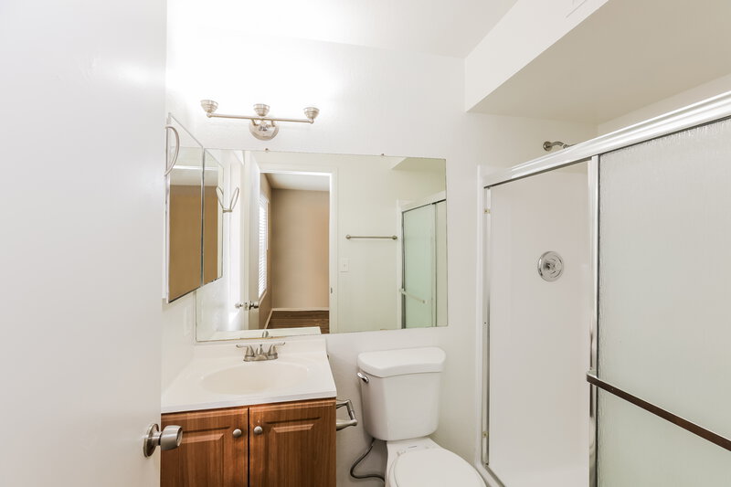 1,880/Mo, 7161 W Osborn Rd Phoenix, AZ 85033 Main Bathroom View