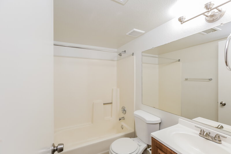 1,880/Mo, 7161 W Osborn Rd Phoenix, AZ 85033 Bathroom View