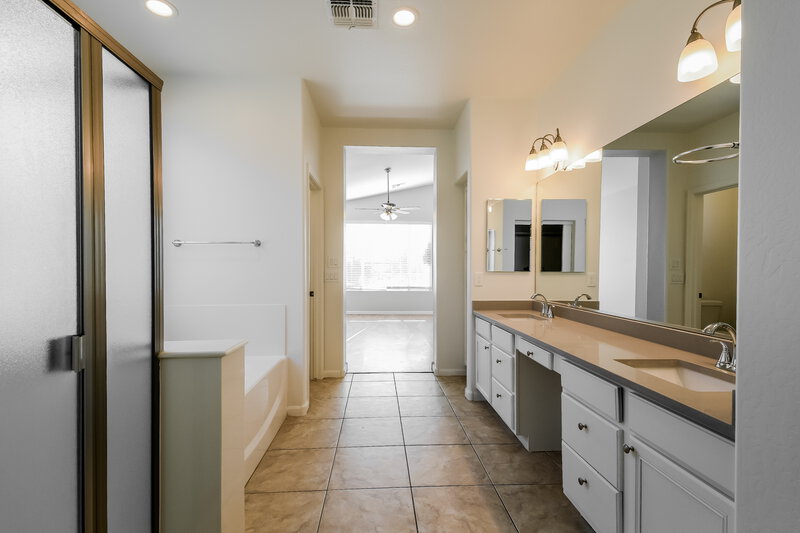 2,680/Mo, 6427 W Silver Sage Ln Phoenix, AZ 85083 Main Bathroom View