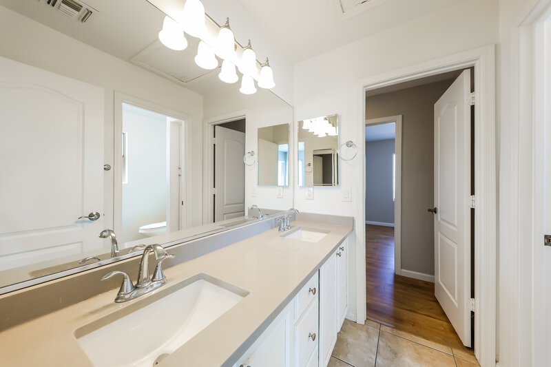 2,415/Mo, 6427 W Silver Sage Ln Phoenix, AZ 85083 Bathroom View