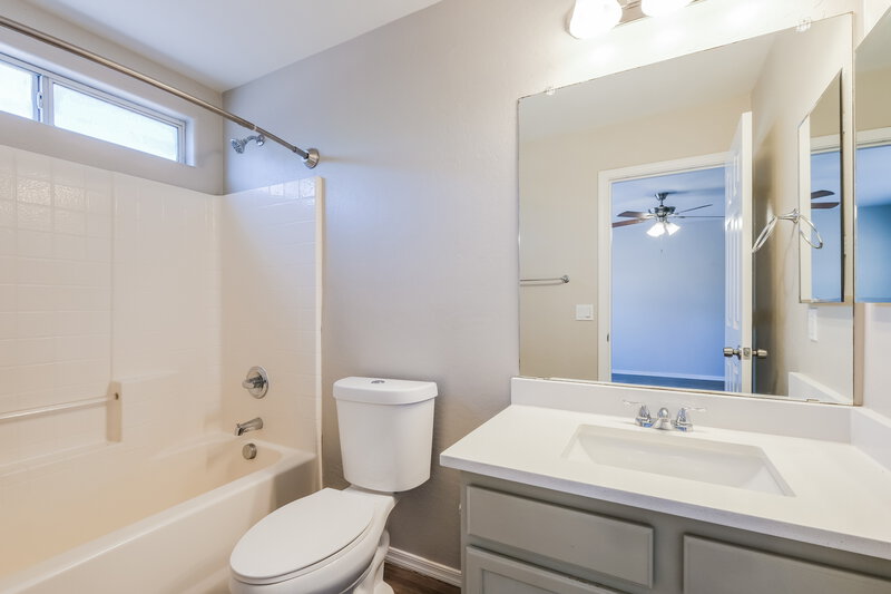 1,700/Mo, 25213 W Cranston Ln Buckeye, AZ 85326 Main Bathroom View