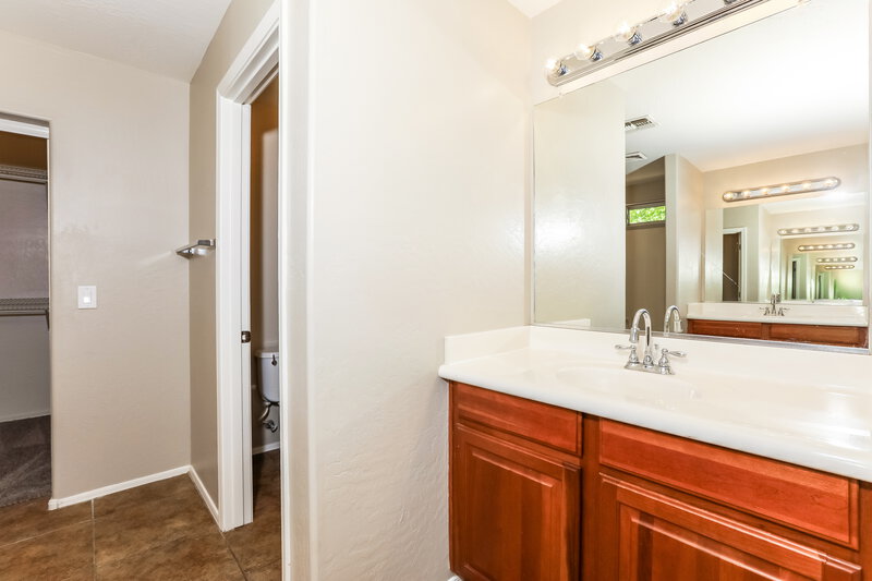 2,100/Mo, 10053 E Isleta Ave Mesa, AZ 85209 Main Bathroom View 2