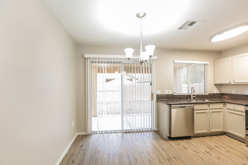 1,815/Mo, 7238 S 40th Ln Phoenix, AZ 85041 Dining Room View