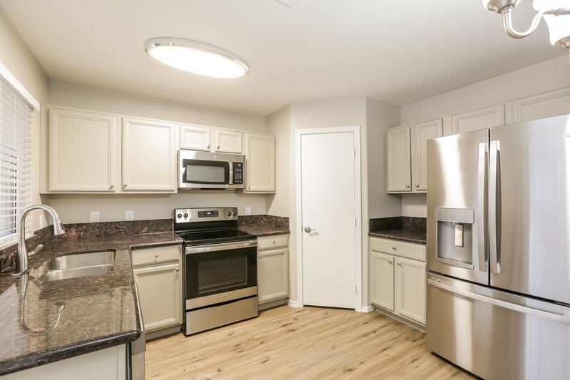 1,815/Mo, 7238 S 40th Ln Phoenix, AZ 85041 Kitchen View 2