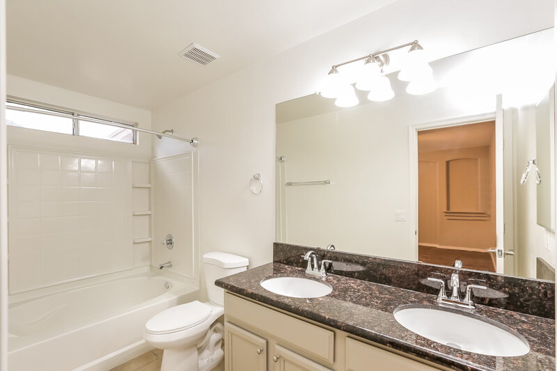 1,815/Mo, 7238 S 40th Ln Phoenix, AZ 85041 Main Bathroom View