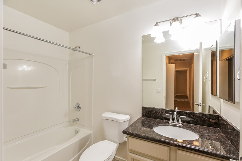 1,815/Mo, 7238 S 40th Ln Phoenix, AZ 85041 Bathroom View