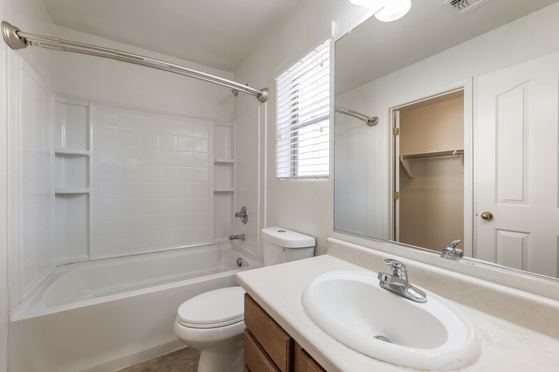 1,780/Mo, 40084 W Catherine Dr Maricopa, AZ 85138 Main Bathroom View