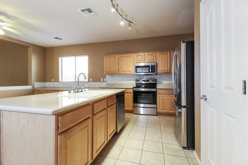 2,615/Mo, 3116 S 82nd Ln Phoenix, AZ 85043 Kitchen View