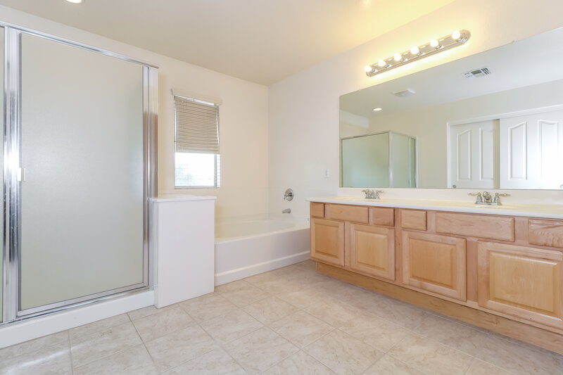 2,615/Mo, 3116 S 82nd Ln Phoenix, AZ 85043 Main Bathroom View