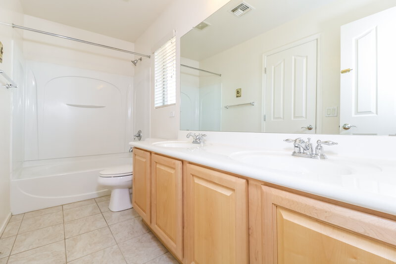 2,615/Mo, 3116 S 82nd Ln Phoenix, AZ 85043 Bathroom View