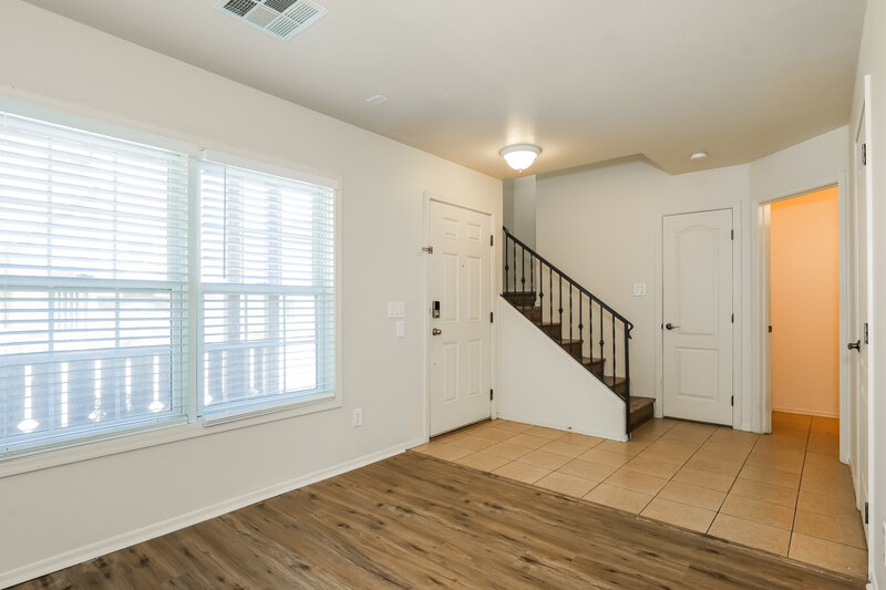 2,190/Mo, 5710 S 21st Pl Phoenix, AZ 85040 Living Room View 2