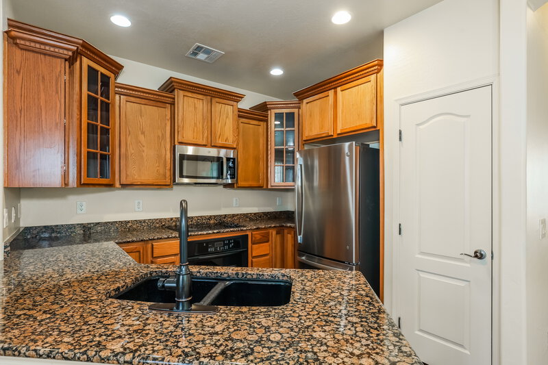2,190/Mo, 5710 S 21st Pl Phoenix, AZ 85040 Kitchen View