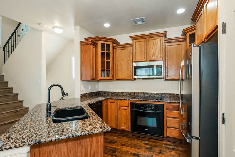 2,190/Mo, 5710 S 21st Pl Phoenix, AZ 85040 Kitchen View 2