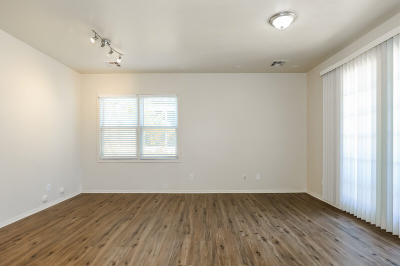 2,190/Mo, 5710 S 21st Pl Phoenix, AZ 85040 Family Room View 2