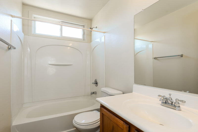 2,190/Mo, 5710 S 21st Pl Phoenix, AZ 85040 Main Bathroom View