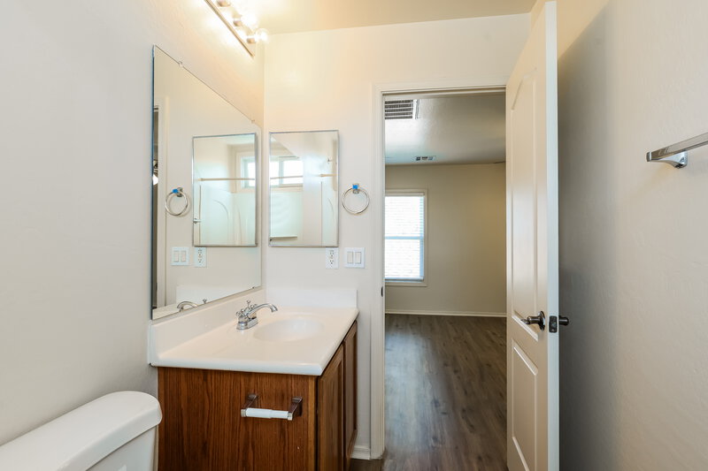 2,190/Mo, 5710 S 21st Pl Phoenix, AZ 85040 Main Bathroom View 2